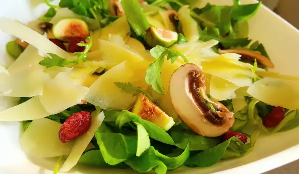 Зелена салата с ароматно сирене, смокини и гъби