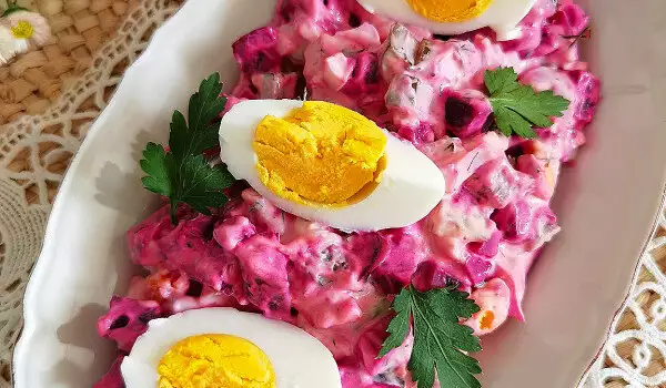 Вкусна салата с червено цвекло и яйца