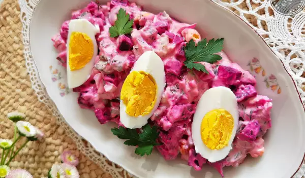 Вкусна салата с червено цвекло и яйца