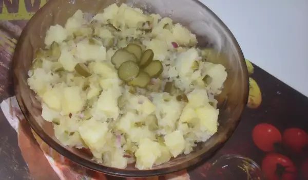 Картофена салата с мариновани краставички