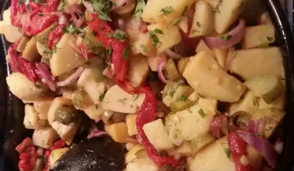 Картофена салата с кисели краставички и чушки