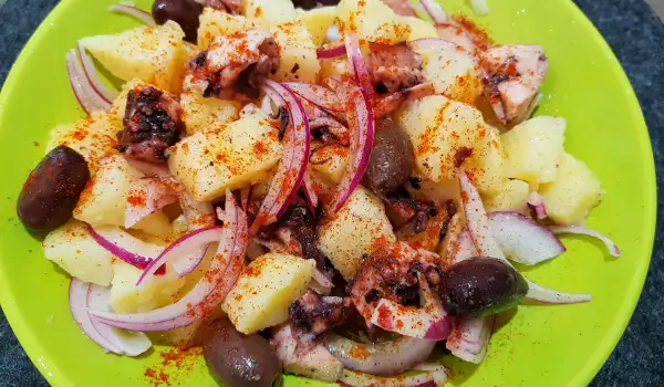 Картофена салата с октопод и маслини