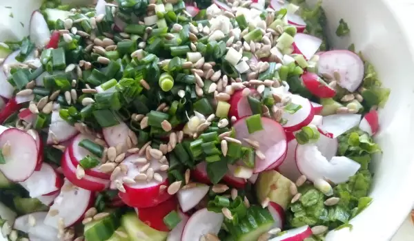 Свежа салата със зелен лук и семки