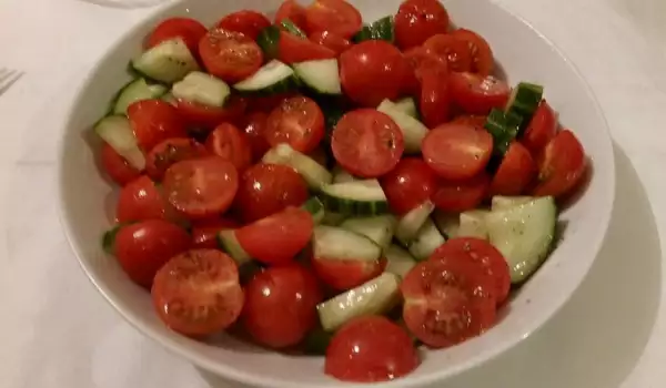 Бърза мешена салата с чери домати