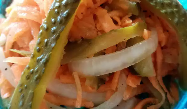 Вкусна салата с моркови за мезе