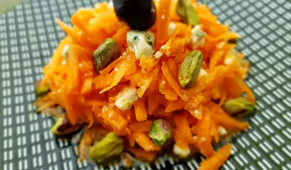 Морковена салата с шамфъстък и сирене
