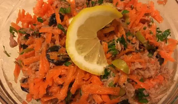 Салата с моркови, риба тон и маслини