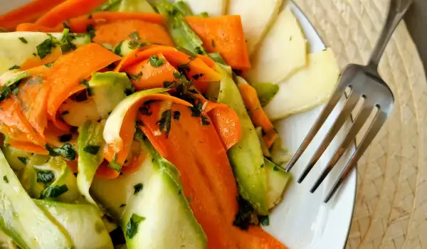 Свежа салата от тиквички и моркови
