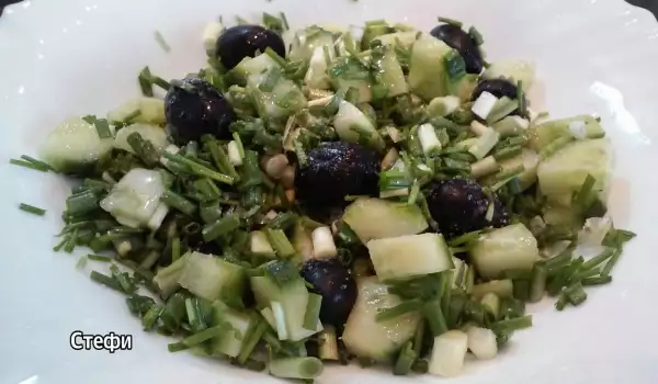 Салата със зелен лук, краставица и маслини
