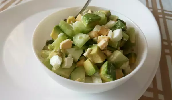 Кето салата с авокадо и яйца