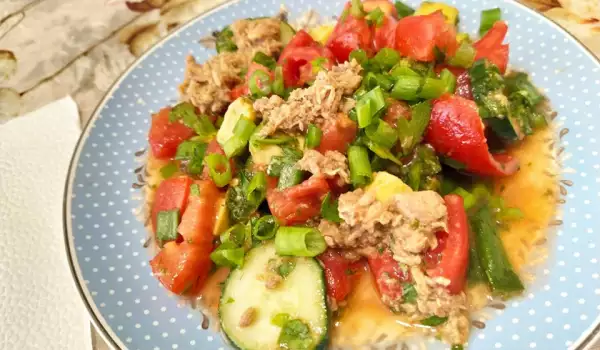 Рибна салата с краставици и домати