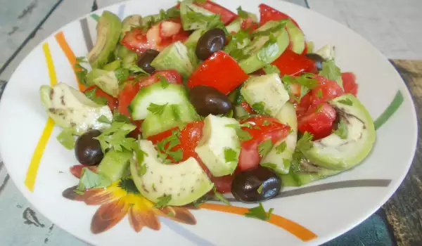 Лятна салата с маслини и авокадо