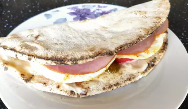 Леко пикантен сандвич с арабска питка
