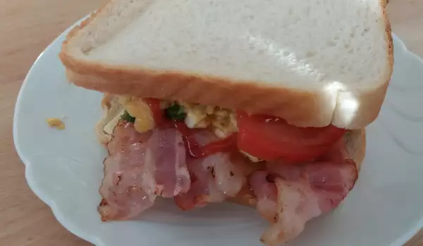 Сандвич с пържен бекон и бъркани яйца