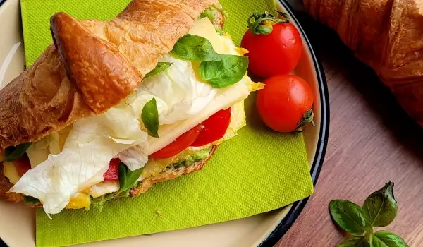 Вегетариански сандвич с бутер кроасан