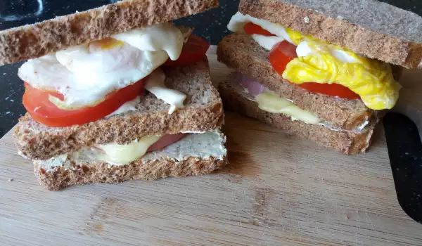 Висок сандвич с тостерен хляб