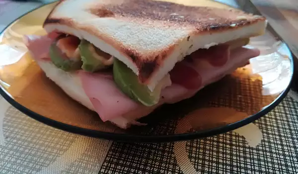 Сандвич с авокадо, сирене и шунка