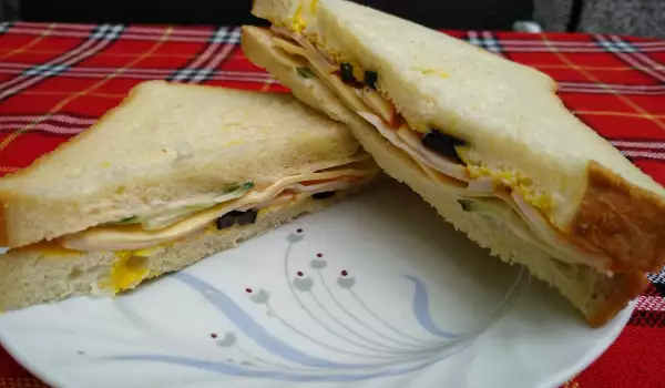 Сандвич с пушено пилешко филе и чедър