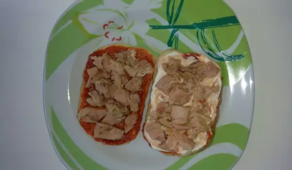 Сандвичи с риба тон и лютеница