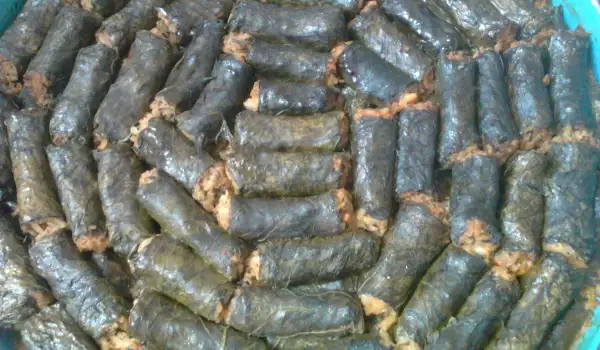Странджански сармички с плънка от агнешко и ориз
