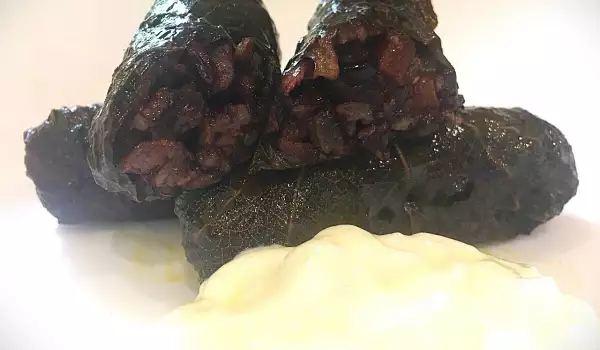 Постни лозови сарми с черен ориз в гювеч