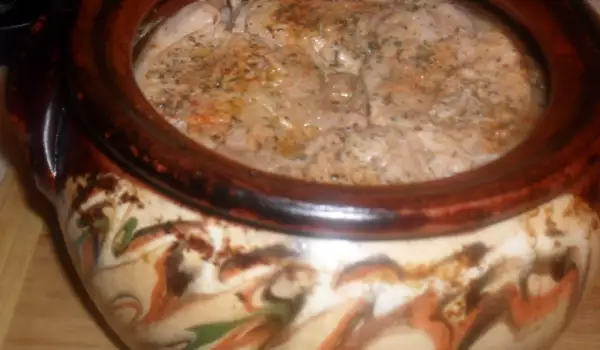 Сармички и свински пържолки в гювеч на фурна