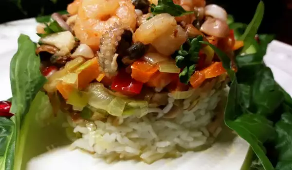 Здравословни морски дарове с ориз и зеленчуци