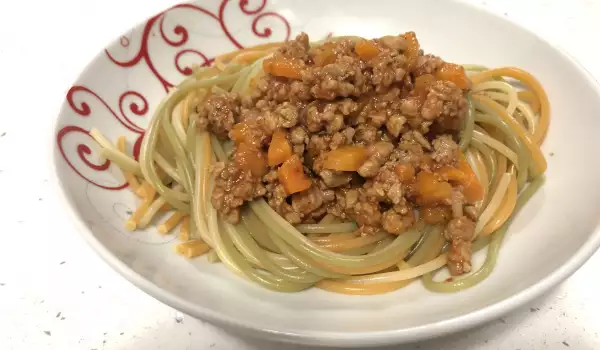 Шарени спагети с кайма