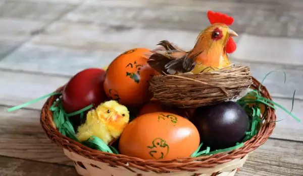 Великденски яйца, сварени в яйцевар