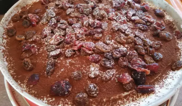 Шоколадова торта с червени боровинки