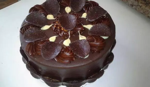 Шоколадова торта с яйчен крем
