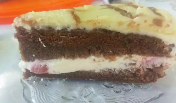 Шоколадова торта с лек крем и компот от вишни