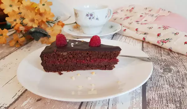 Любимата шоколадова торта с малини