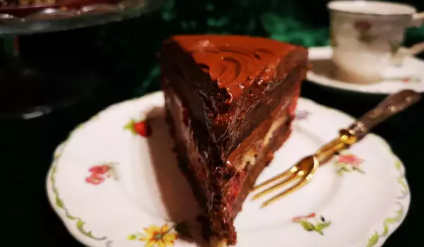 Мега шоколадова торта с малини