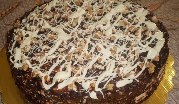 Шоколадова торта с натрошени бисквити и орехи