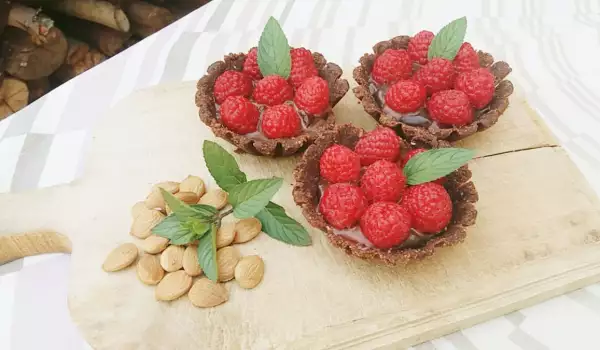 Шоколадови тарталети с малини