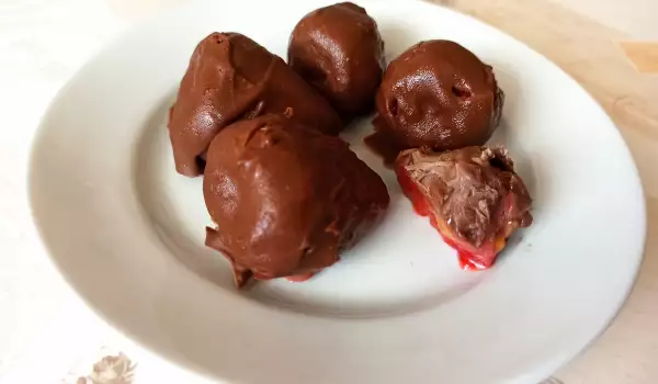 Шоколадови ягоди с фъстъчено масло