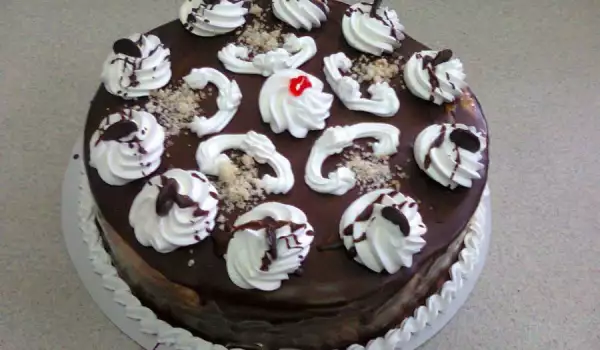 Сиропирана торта със сметанов крем и шоколадова глазура
