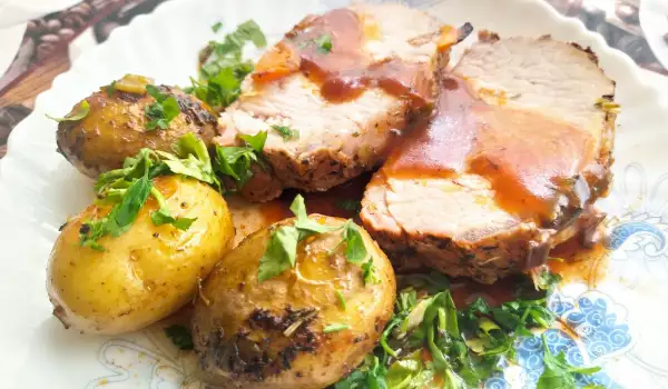 Шпиковано свинско с пресни картофки