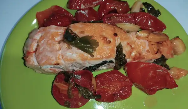 Сьомга с домати и лапад