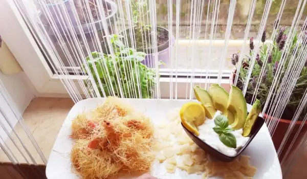 Скариди със пресен кадаиф и авокадо