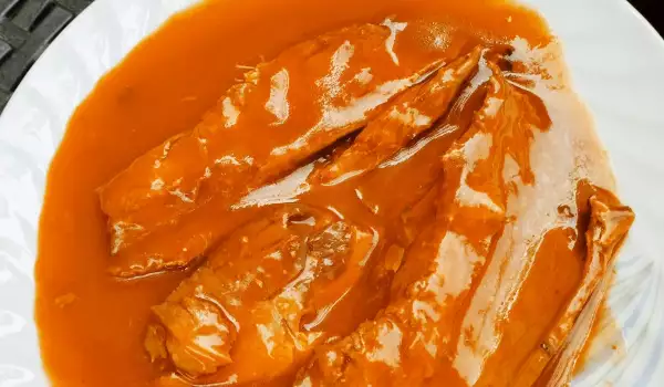 Скумрия в доматен сос с дафинов лист