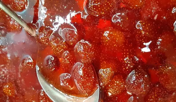 Прозрачно сладко от ягоди, три пъти сварено