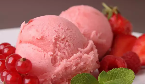 Ягодов сладолед с йогурт