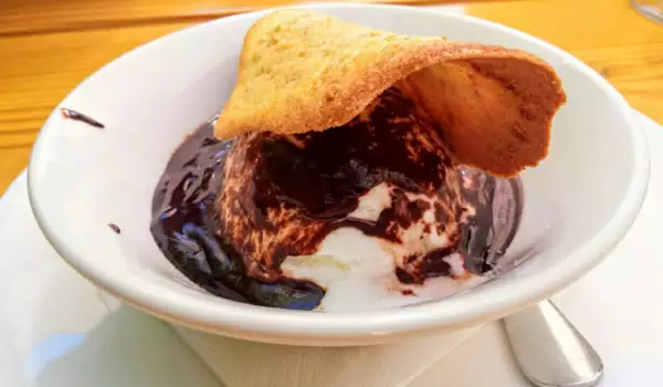 Сладолед с горещ шоколад под бадемова керемидка