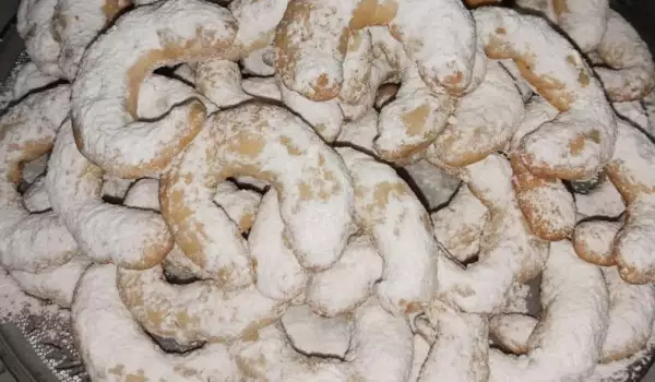 Снежни курабии с орехи и мастика
