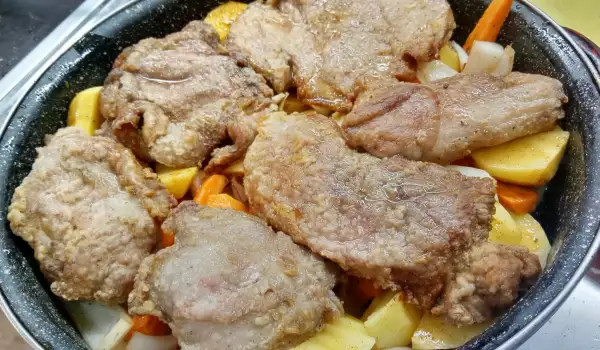 Вкусни и сочни пържоли с картофи на фурна