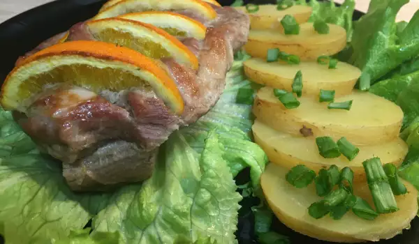 Сочни свински пържоли с картофи и лук