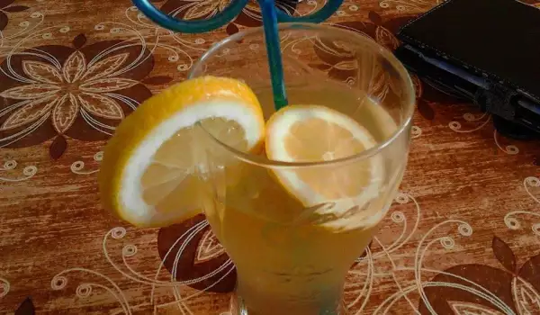 Витаминозен сок от бъз и лимони