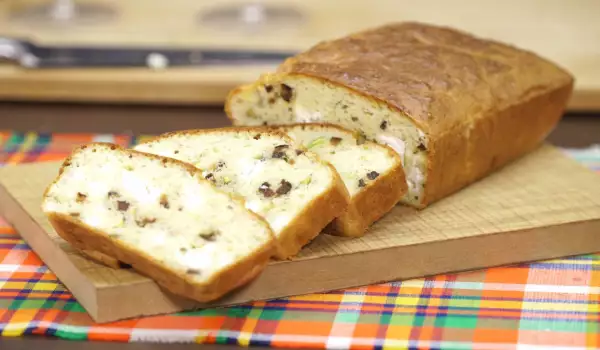 Солен кейк със сирене и шам-фъстък